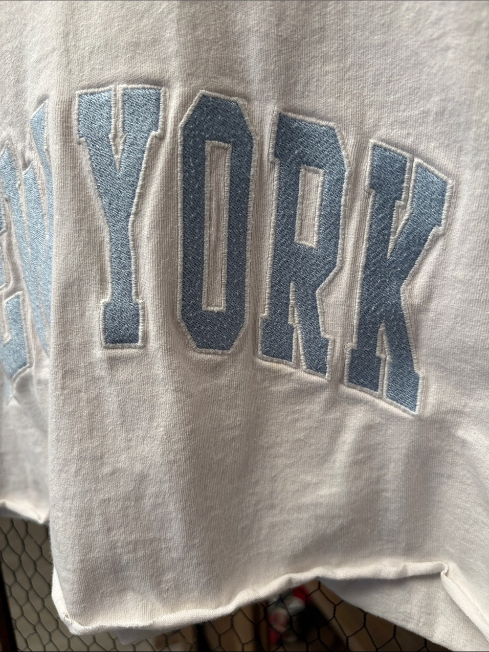 Brandy Melville NEW YORK Cropped Top - Picture 5 of 9